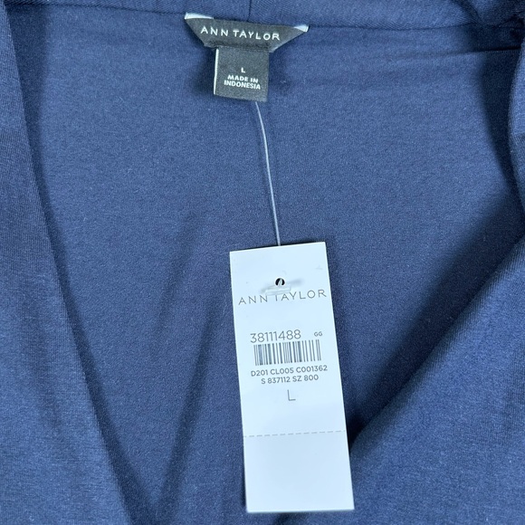ANN TAYLOR NWT Sleeveless V Neck Blouse Navy Sz L Stretch - Picture 2 of 8